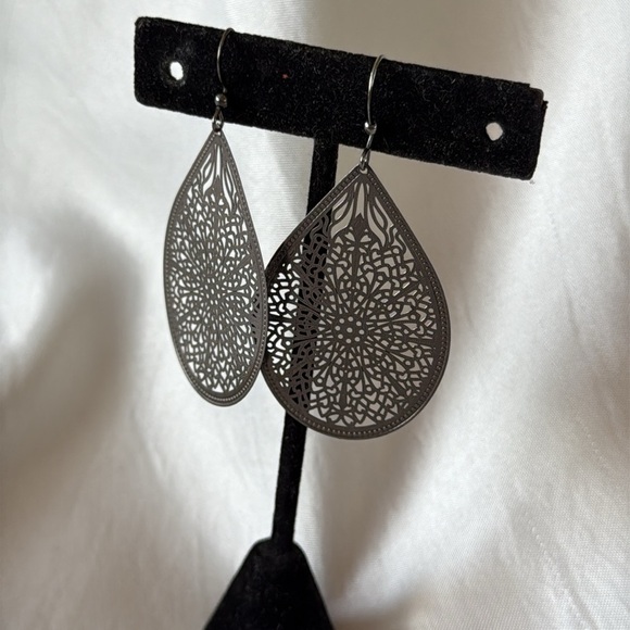 Sophisticated Dark Gunmetal Filigree Teardrop Dangle Earrings - Picture 4 of 10